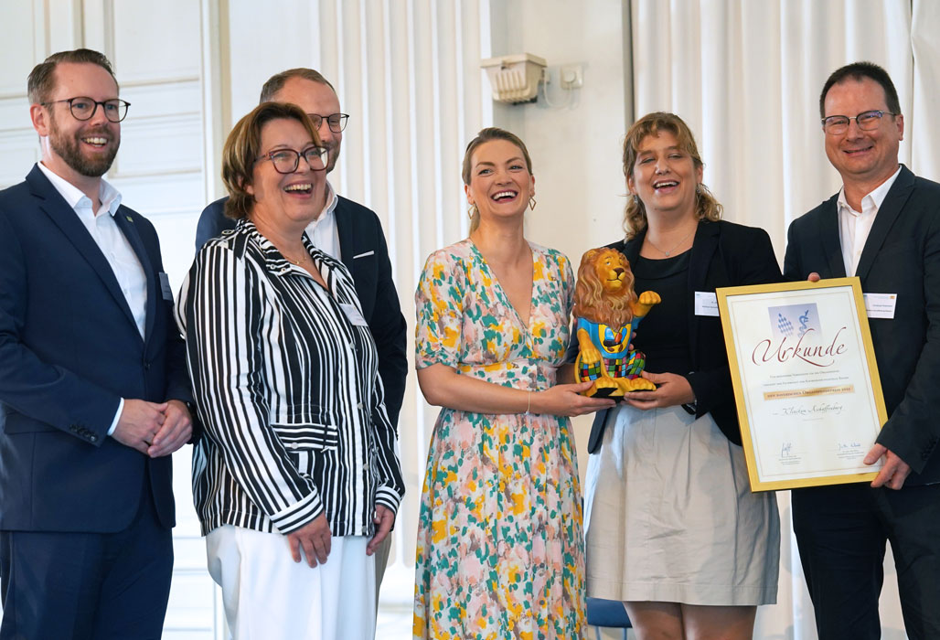 Staatsministerin Judith Gerlach überreicht den Organspendepreis der Klinikum Aschaffenburg.